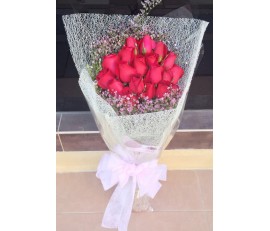 F74 18 RED ROSES BOUQUET